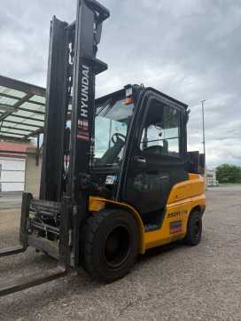 Used Forklift Truck HYUNDAI 35 DN-9V DIESEL VIERRADFRONTSTAPLER (13047323)