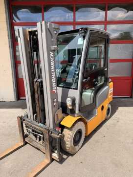 Used Forklift Truck JUNGHEINRICH DFG320 DIESEL VIERRADFRONTSTAPLER (13046021) backdrop