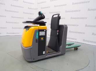 Used Forklift Truck JUNGHEINRICH ECE 220 HP 115-54 ELEKTRO NIEDERHUBWAGENFAHRERSTAND (13009969) backdrop