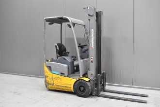 Used Forklift Truck JUNGHEINRICH EFG 110 /57476/ ELEKTRO DREIRADFRONTSTAPLER (13034421) backdrop