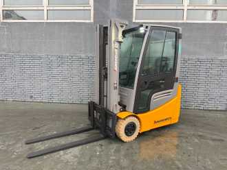Used Forklift Truck JUNGHEINRICH EFG 213 Baujahr 2017 / HH 4400 Vollkabine Heizung ELEKTRO DREIRADFRONTSTAPLER (13012398) backdrop