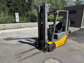 Used Forklift Truck JUNGHEINRICH EFG 215 - 500DZ ELEKTRO DREIRADFRONTSTAPLER (13064611) backdrop