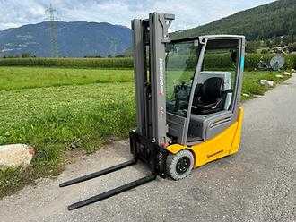Used Forklift Truck JUNGHEINRICH EFG 215 - 500DZ MIETE ELEKTRO DREIRADFRONTSTAPLER (13002620) backdrop