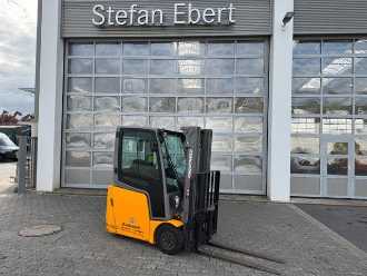 Used Forklift Truck JUNGHEINRICH EFG 215 / Triplex: 4.25m! / SS / nur 716h! ELEKTRO VIERRADFRONTSTAPLER (13024792) backdrop