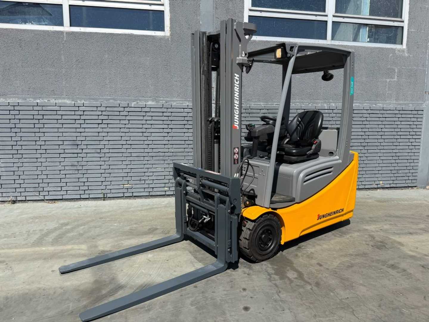 Used Forklift Truck JUNGHEINRICH EFG 216 Baujahr 2017 / Stunden 3028 HH 4700 ELEKTRO DREIRADFRONTSTAPLER (13059326)