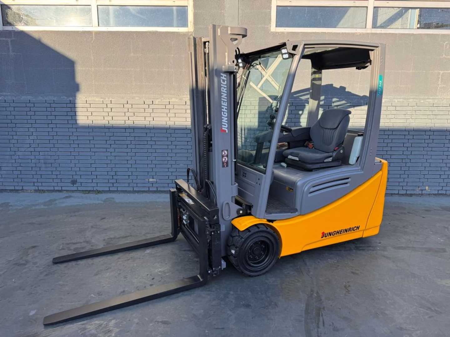 Used Forklift Truck JUNGHEINRICH EFG 218 Baujahr 2017/ Stunden 7138 HH 3100 ELEKTRO DREIRADFRONTSTAPLER (13008634)