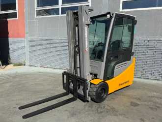 Used Forklift Truck JUNGHEINRICH EFG 218 Baujahr 2021 / Stunden 5991 HH 4400 ELEKTRO DREIRADFRONTSTAPLER (13067901) backdrop