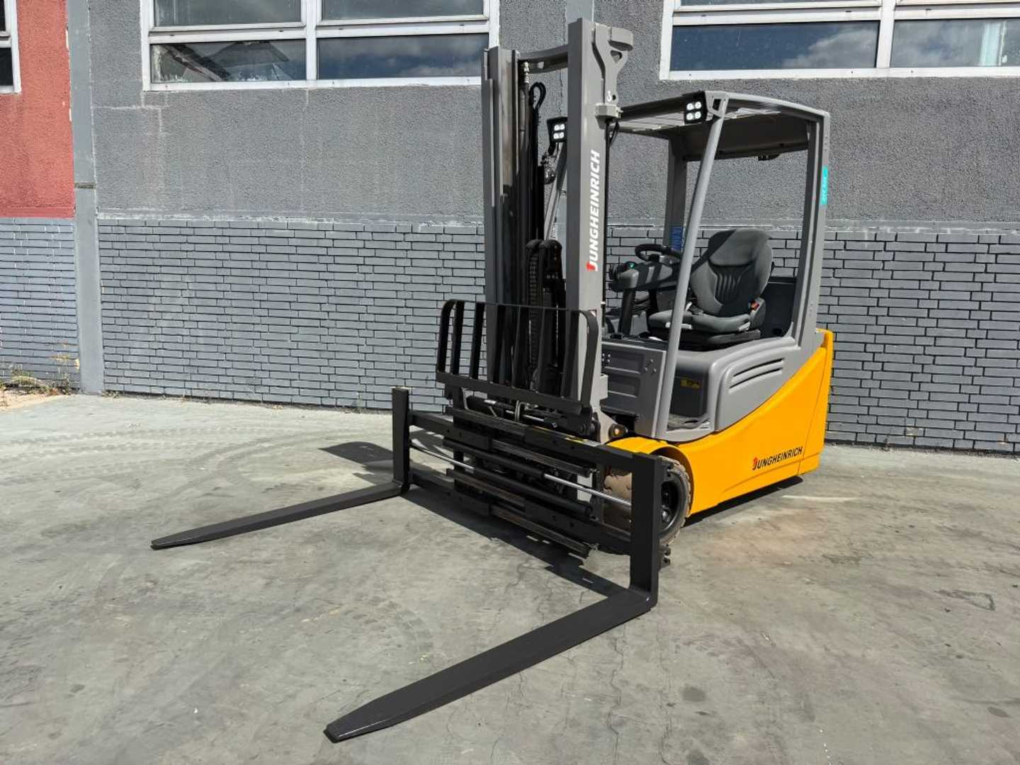 Used Forklift Truck JUNGHEINRICH EFG 220 Baujahr 2017 / Stunden 14339 Akku 2018 ELEKTRO DREIRADFRONTSTAPLER (13057098)