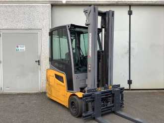 Used Forklift Truck JUNGHEINRICH EFG 220 ELEKTRO DREIRADFRONTSTAPLER (12947208) backdrop