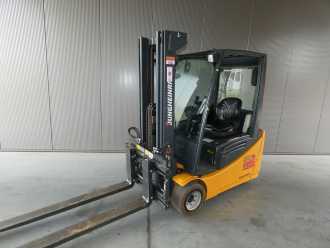 Used Forklift Truck JUNGHEINRICH EFG 220 ELEKTRO DREIRADFRONTSTAPLER (13076039) backdrop