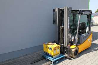 Used Forklift Truck JUNGHEINRICH EFG 220 MP G+E 425 DZ/704016 ELEKTRO DREIRADFRONTSTAPLER (13047936) backdrop