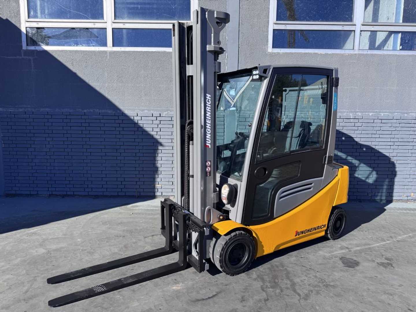 Used Forklift Truck JUNGHEINRICH EFG 320 Baujahr 2018 / Vollkabine Triplexmast ELEKTRO VIERRADFRONTSTAPLER (13069839)
