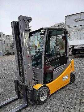 Used Forklift Truck JUNGHEINRICH EFG 320 MP ELEKTRO VIERRADFRONTSTAPLER (13072104) backdrop