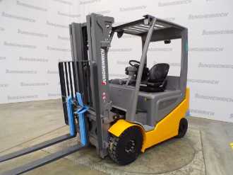 Used Forklift Truck JUNGHEINRICH EFG 425k SP G+E 115-440 DZ ELEKTRO VIERRADFRONTSTAPLER (13073537) backdrop
