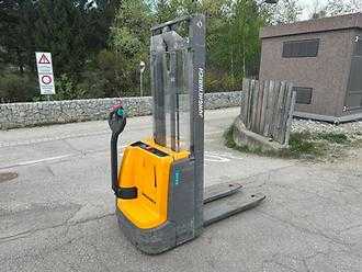 Used Forklift Truck JUNGHEINRICH EJC 110 - 320ZT ELEKTRO HOCHHUBWAGENDEICHSEL (13039201) backdrop