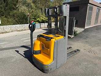 Used Forklift Truck JUNGHEINRICH EJC 212z - 250ZT ELEKTRO HOCHHUBWAGENDEICHSEL (13071453) backdrop