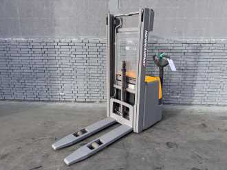 Used Forklift Truck JUNGHEINRICH EJC 214 Baujahr 2015 HH 2900 / Akku 2021 / Freihub ELEKTRO HOCHHUBWAGENDEICHSEL (13075487) backdrop