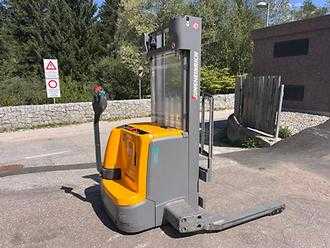 Used Forklift Truck JUNGHEINRICH EJC B16 - 280ZT ELEKTRO HOCHHUBWAGENDEICHSEL (13062273) backdrop