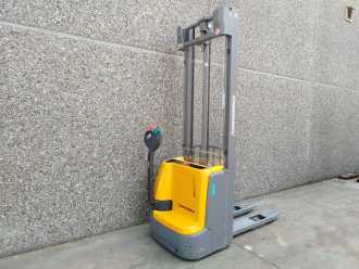 Used Forklift Truck JUNGHEINRICH EJC112 ELEKTRO HOCHHUBWAGENDEICHSEL (13067382) backdrop