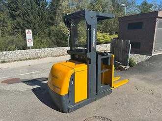 Used Forklift Truck JUNGHEINRICH EKS 110 - 280ZZ ELEKTRO MITTELHUBKOMMISSIONIERER (13068410) backdrop