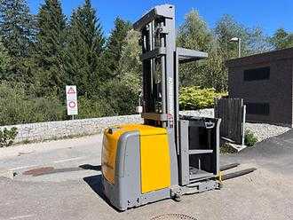 Used Forklift Truck JUNGHEINRICH EKS 210 - 425ZT ELEKTRO MITTELHUBKOMMISSIONIERER (13068415) backdrop