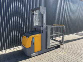 Used Forklift Truck JUNGHEINRICH EKS110 ELEKTRO MITTELHUBKOMMISSIONIERER (13060729) backdrop