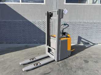Used Forklift Truck JUNGHEINRICH ERC 214 Baujahr 2022 Stunden 5023 Akku 2022 ELEKTRO HOCHHUBWAGENDEICHSEL (13068328) backdrop