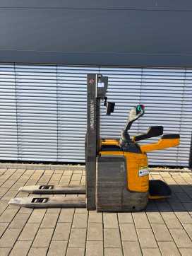 Used Forklift Truck JUNGHEINRICH ERC 214 ELEKTRO HOCHHUBWAGENDEICHSEL (12998662) backdrop