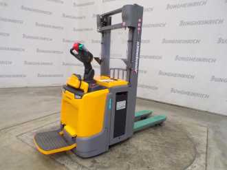 Used Forklift Truck JUNGHEINRICH ERC 214z G 115-290 ZT ELEKTRO HOCHHUBWAGENFAHRERSTAND (12888886) backdrop
