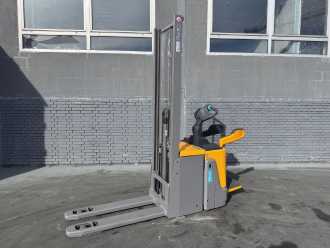 Used Forklift Truck JUNGHEINRICH ERD 120 Baujahr 2023 Stunden 2 / NEUGERÄT ELEKTRO HOCHHUBWAGENDEICHSEL (13072173) backdrop