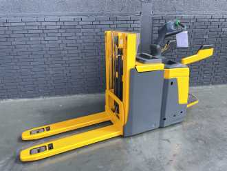 Used Forklift Truck JUNGHEINRICH ERD 220 Baujahr 2010HH 1660 Stunden 10213 Akku 2017 ELEKTRO HOCHHUBWAGENDEICHSEL (13071053) backdrop