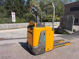 Used Forklift Truck JUNGHEINRICH ERE 120 ELEKTRO NIEDERHUBWAGENFAHRERSTAND (13062808) backdrop