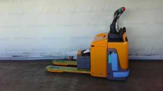 Used Forklift Truck JUNGHEINRICH ERE 120 KP 115-54 ELEKTRO NIEDERHUBWAGENFAHRERSTAND (13031533) backdrop