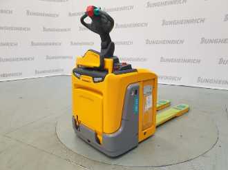 Used Forklift Truck JUNGHEINRICH ERE 120 KP 115-54 ELEKTRO NIEDERHUBWAGENFAHRERSTAND (13034159) backdrop