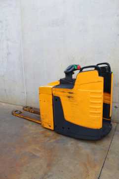 Used Forklift Truck JUNGHEINRICH ERE 225 ELEKTRO NIEDERHUBWAGENSEMIELEKTRISCH (13071088) backdrop
