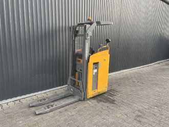 Used Forklift Truck JUNGHEINRICH ESC214z ELEKTRO HOCHHUBWAGENFAHRERSITZ (13060728) backdrop
