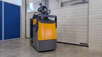 Used Forklift Truck JUNGHEINRICH EZS 130 Li-Ion Batterie ELEKTRO SCHLEPPER (13063023) backdrop