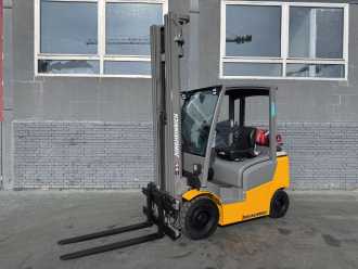 Used Forklift Truck JUNGHEINRICH TFG 316 Baujahr 2017/ Stunden 1388/ HH 7000 GAS VIERRADFRONTSTAPLER (13073650) backdrop