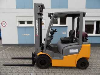 Used Forklift Truck JUNGHEINRICH TFG 316 - Triplex - wenig Stunden GAS VIERRADFRONTSTAPLER (13051786) backdrop