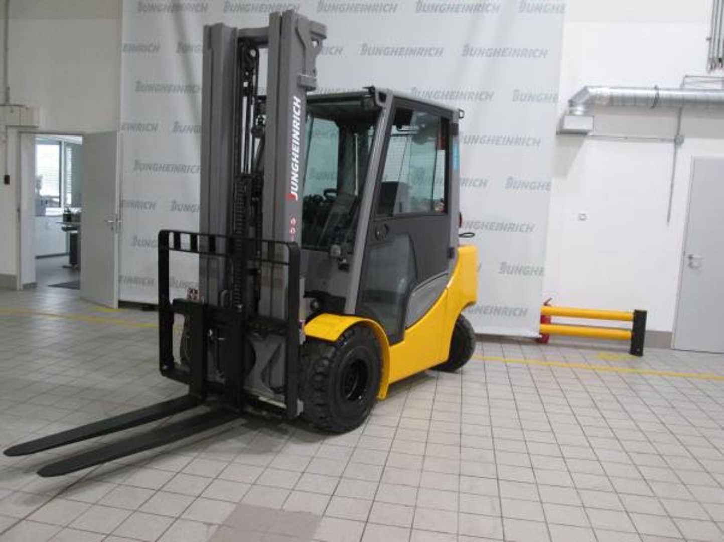 Used Forklift Truck JUNGHEINRICH TFG 430s SP G+E 115-550 DZ GAS VIERRADFRONTSTAPLER (13063951)
