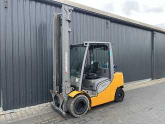 Used Forklift Truck JUNGHEINRICH TFG435s GAS VIERRADFRONTSTAPLER (13058998) backdrop