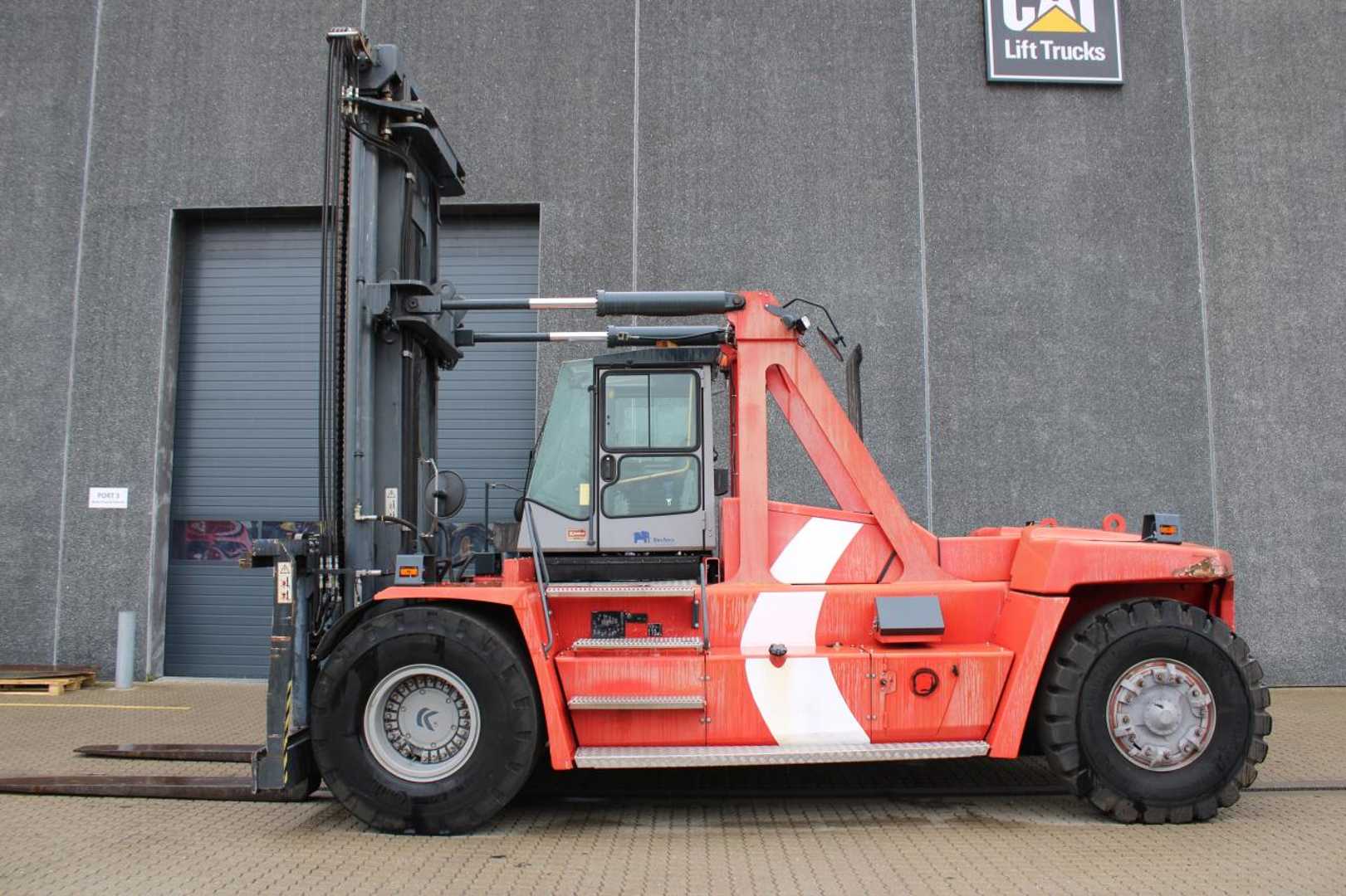 Used Forklift Truck KALMAR DCF330-12LB DIESEL VIERRADFRONTSTAPLER (13064735)