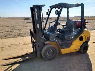 Used Forklift Truck KOMATSU FG25HT-17 GAS VIERRADFRONTSTAPLER (13065449) backdrop