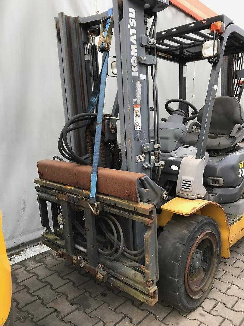 Used Forklift Truck KOMATSU FG30T-16 GAS VIERRADFRONTSTAPLER (13063196)