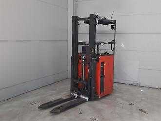 Used Forklift Truck LINDE Actil L1350 RGI ELEKTRO SCHUBMASTSTAPLER (13054450) backdrop