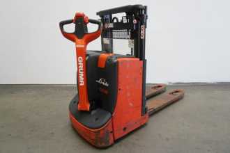Used Forklift Truck LINDE D 08 1160 ELEKTRO HOCHHUBWAGENDEICHSEL (13041475) backdrop