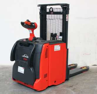Used Forklift Truck LINDE D 12 AP 133 ELEKTRO HOCHHUBWAGENFAHRERSTAND (13041002) backdrop