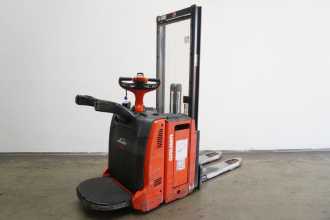 Used Forklift Truck LINDE D 12 AP 133 ELEKTRO HOCHHUBWAGENFAHRERSTAND (13053533) backdrop