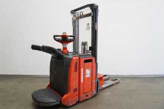 Used Forklift Truck LINDE D 12 AP 133 ELEKTRO HOCHHUBWAGENFAHRERSTAND (13069097) backdrop