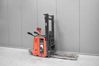 Used Forklift Truck LINDE D 12 AP /58856/ ELEKTRO HOCHHUBKOMMISSIONIERER (13071848) backdrop